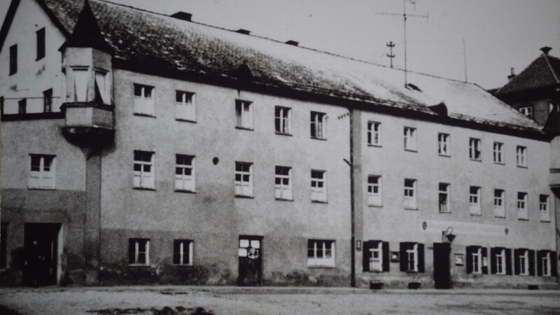Ältere Bürger können sich noch an das Gasthaus der Brauereigenossenschaft erinnern, das auf dem Gelände der heutigen VR-Bank stand.