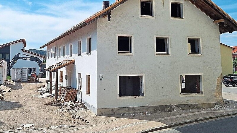 Im Schorndorfer Dorfkern hat die beauftragte Firma mit dem Abriss des Kramerhauses begonnen, schon Anfang Juni soll der Baustart für die neue soziale Ortsmitte erfolgen.
