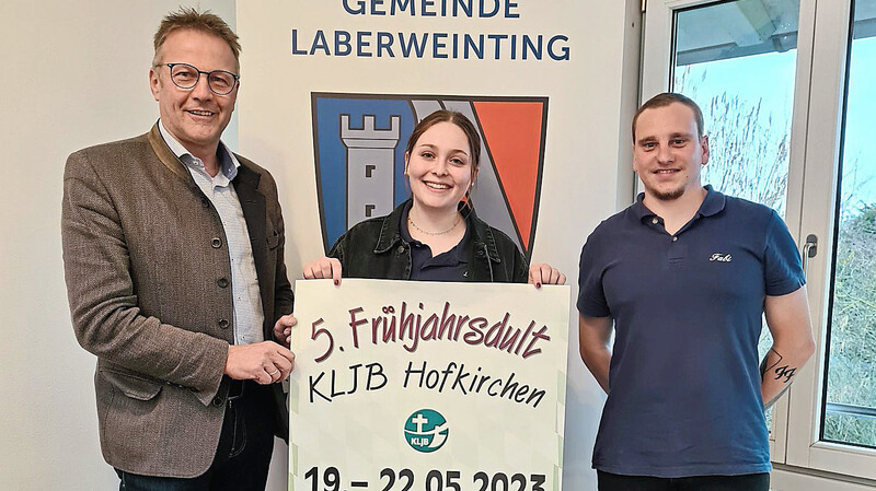 Von rechts; Fabian Häusler und Lisa Neumeier von der KLJB Hofkirchen überreichten stolz Bürgermeister Johann Grau das erste Plakat für das anstehende Fest.
