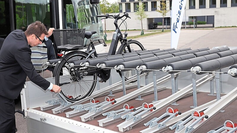 ÖPNV-Manager Stefan Grüttner beim Verstauen seines Fahrrads auf dem Anhänger des Freizeitbusses, der in diesem Jahr verspätet in die Saison gestartet ist.