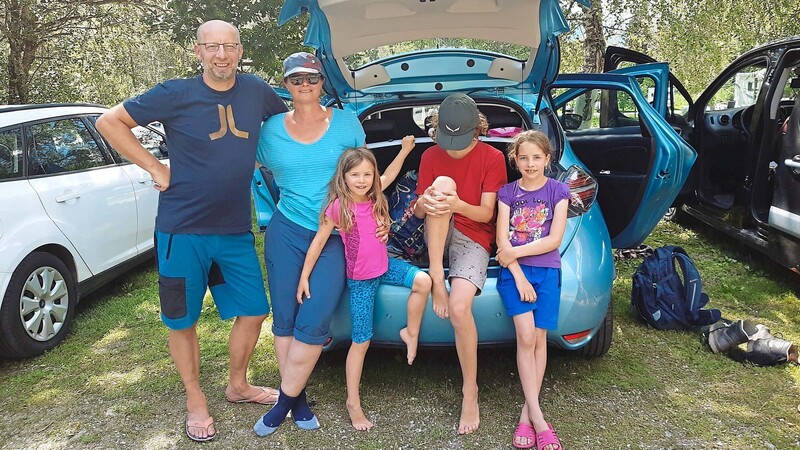 "Wie in den Achtzigern mit dem VW Käfer", fühlt sich Familie Danicek auf ihrer Reise mit dem kleinen E-Auto.