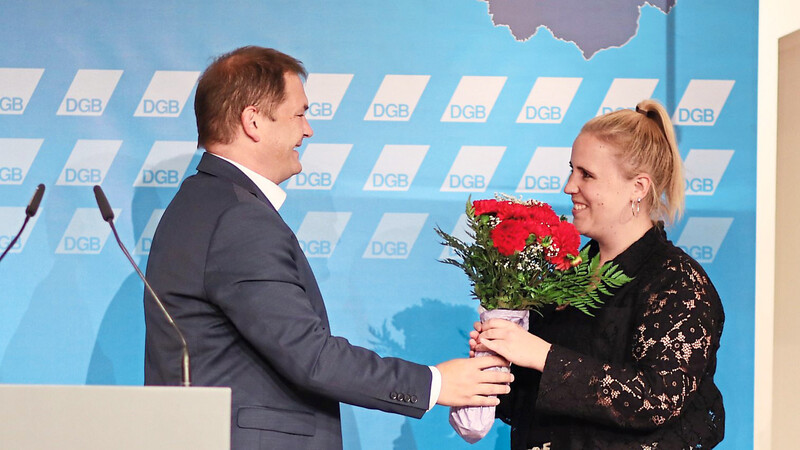 Mit einem Blumenstrauß gratulierte Regionsgeschäftsführer Andreas Schmal der alten und neuen DGB-Kreisvorsitzenden Anja Wessely zu 100 Prozent Zustimmung bei der Delegiertenkonferenz.