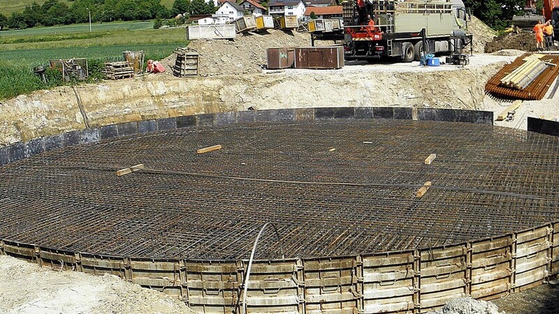 Die Bodenplatte für das Durchlaufbauwerk in Hörmannsdorf wurde mit vielen Tonnen Eisengeflecht bewährt, ehe der Beton eingebaut wurde.