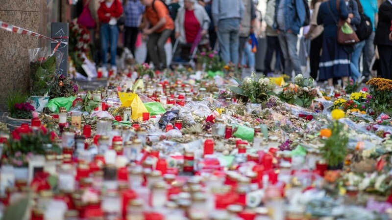 Bei der Messerattacke in Würzburg starben drei Frauen. Neun weitere Menschen wurden verletzt.