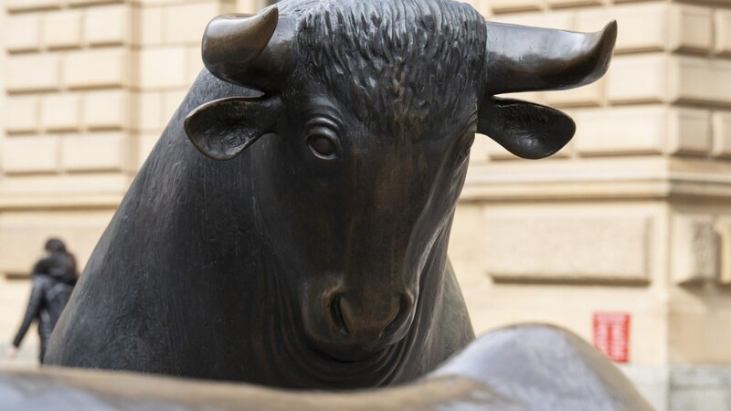 Der "Bulle" steht als Symbol für steigende Kurse vor der Deutschen Börse in Frankfurt.