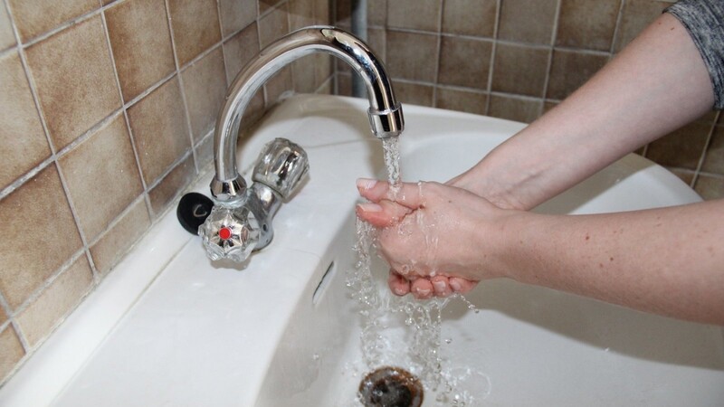 Die Menschen verbrauchen immer mehr Wasser - allerdings wohl weniger fürs Händewaschen, sondern vor allem für private Pools.