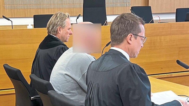 Dominik R. sitzt an dem Tag seiner Urteilsverkündung im Verhandlungssaal des Landgerichts Deggendorf zwischen seinen Verteidigern Holm Putzke (r.) und Thomas Krimmel.