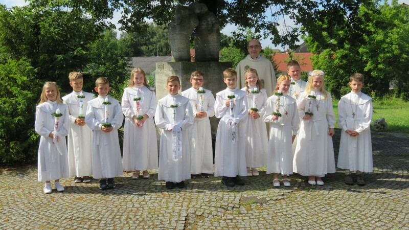 Die zwölf Kommunionkinder aus den beiden Gruppen der Pfarrei Bonbruck mit Geistlichem Rat Clemens Voss.