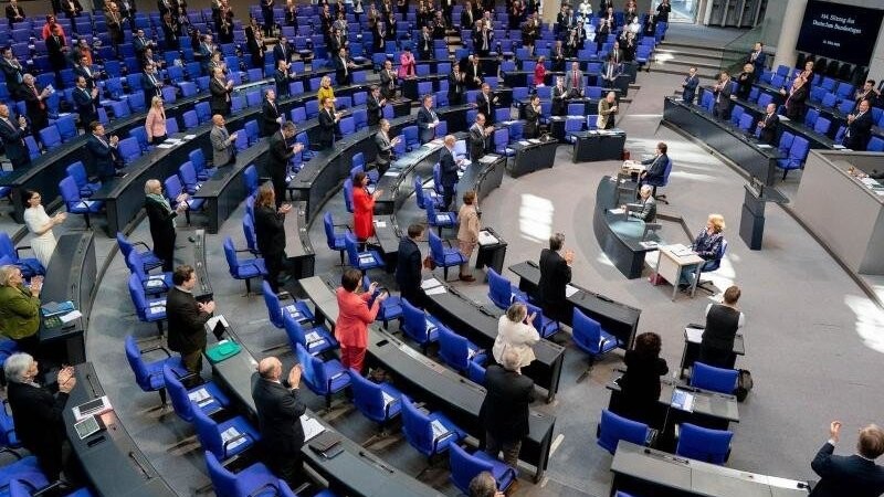Zu Beginn der Plenarsitzung erhoben sich Bundestagsabgeordneten zum Dank der Helfenden in der Corona-Krise.