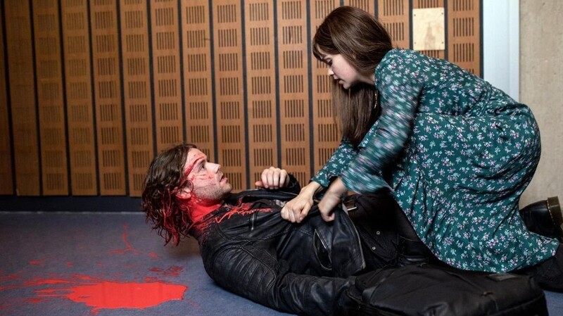 Die rechte Influencerin Marie (Emilia Schüle) hält den linken Studenten Jonas (Zio Tristan Mundry) in letzter Sekunde von einem Farbbeutelanschlag gegen ihre Professorin ab. Muss sie deshalb sterben?