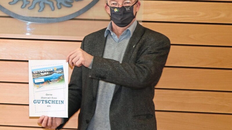 Bürgermeister Markus Ackermann präsentierte den neuen "Waldmünchner Gutschein", der das ganze Jahr über einsetzbar ist.