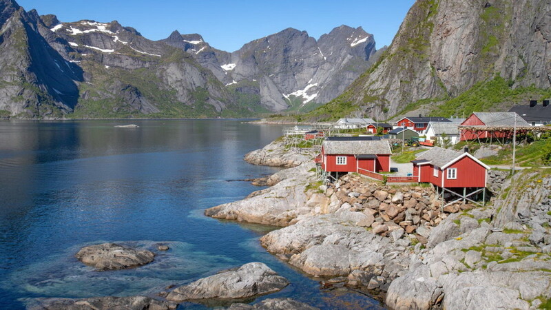 Die Lofoten-Inselgruppe vor der Küste Norwegens bietet ein einzigartiges Landschaftsbild.
