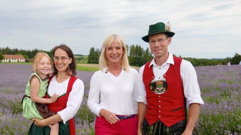 Ministerin Ulrike Scharf (Mitte) besuchte das Lavendelfeld - ein Projekt, das u. a. von Landwirt Matthias Tafelmeier umgesetzt wird .