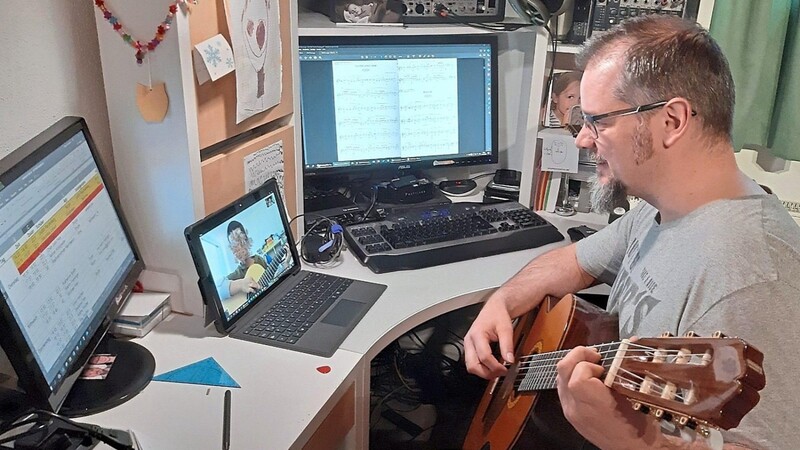 Online-Unterricht klappt: Gitarrenlehrer Manuel Schremmer bei einem der ersten Versuche.