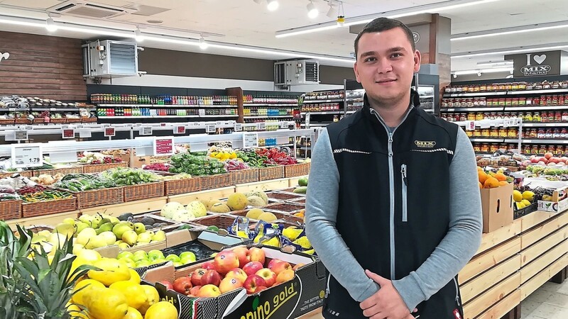 Wladislaw Schmanin (22) ist seit März Filialleiter im Mix Markt. Vor drei Jahren ist er aus Kasachstan nach Deutschland gezogen.