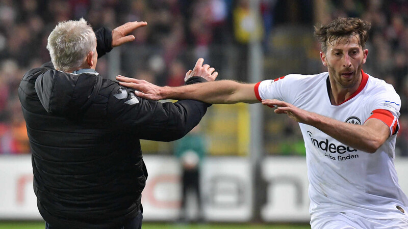 Frankfurts Abraham (r.) hat Freiburg-Trainer Streich einfach umgerannt.