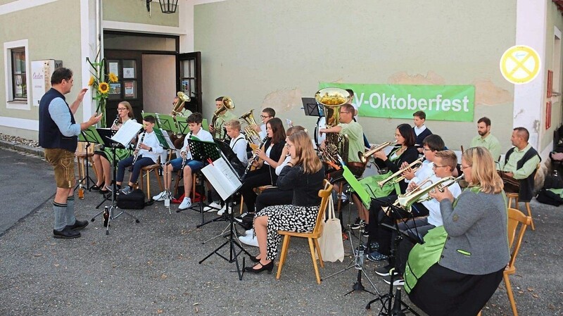 Das Nachwuchsorchester, unterstützt von "alten Hasen"