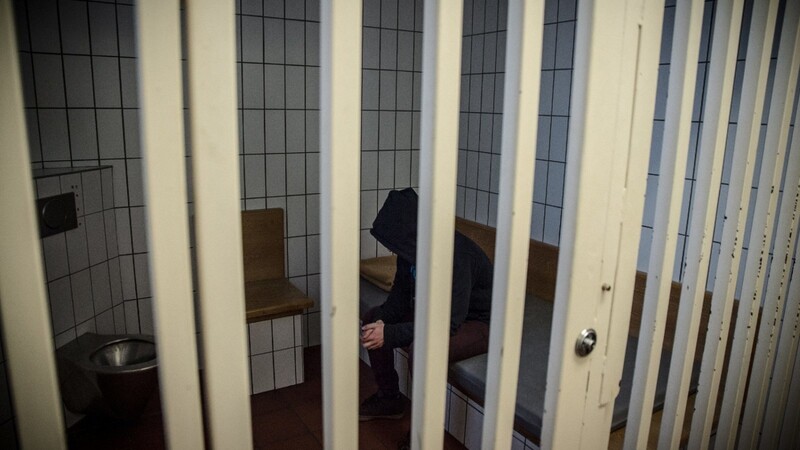 Weil er betrunken randalierte, musste ein 22-Jähriger aus Frontenhausen die Nacht in einer Zelle der PI Dingolfing verbringen (Symbolbild).