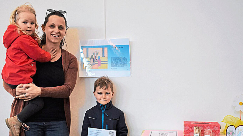 Die Kinder von Organisatorin Susanne Zimmermann testen, ob alles kindgerecht und gut erreichbar ist.