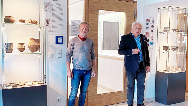 Kreisarchäologe Dr. Ludwig Husty und Bürgermeister Manfred Krä bei der Präsentation der Ausstellungsstücke im Foyer der Verwaltungsgemeinschaft.