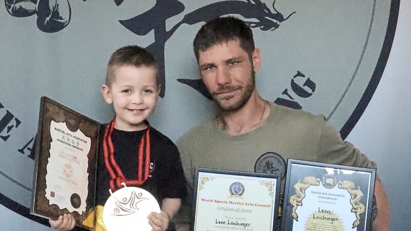 Stolz präsentiert SSC-Talent Leon Loichinger mit Vater und Trainer Manuel seine Auszeichnungen, die ihm bei seiner Prüfung vom Präsidenten des Deutschen Kampfkunst Verbandes verliehen wurden. Damit ist der Vierjährige Deutschlands jüngster Gelbgurtträger.