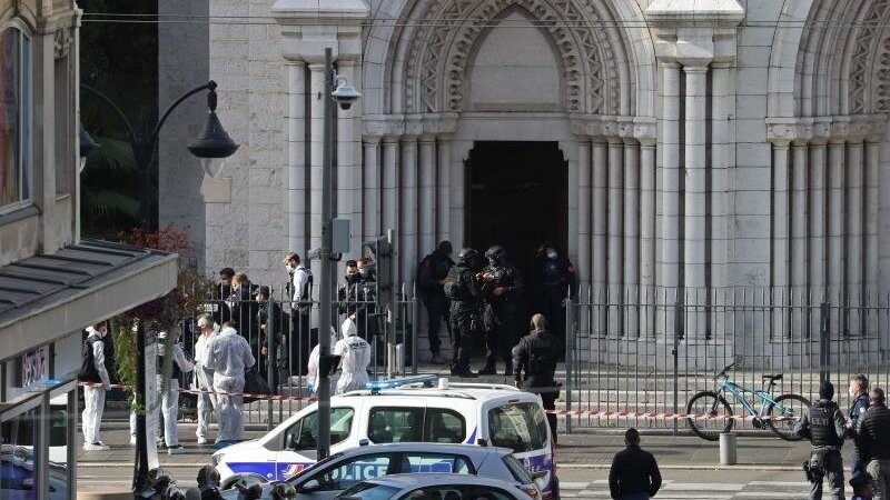 Polizisten der Eliteeinheit Raid treffen ein, um die Kirche Notre-Dame nach einem Messerangriff zu durchsuchen.