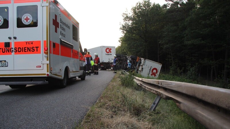 Kurioser Unfall am Montagabend auf der A3 bei Sinzing (Kreis Regensburg). Nach einer Fahrt in Schlangenlinien über die Autobahn, war dort der hintere Teil eines Sattelzuges seitlich umgekippt. Verletzt wurde niemand.