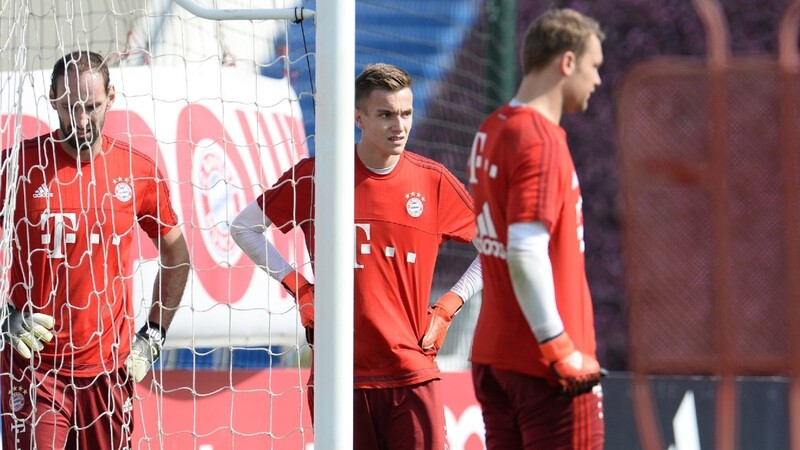 Das niederbayerische Talent Christian Früchtl (Mitte) trainiert aktuell mit Welttorhüter Manuel Neuer (rechts) zusammen.