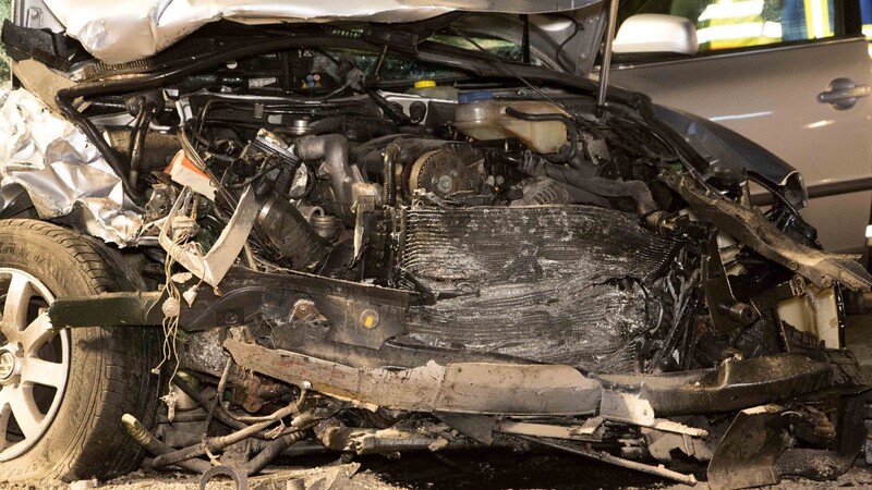 Der 24-Jährige Fahrer eines VW hat am Dienstag in der Nacht einen entgegenkommenden Seat übersehen, als er links abbiegen wollte. Es kam zum Frontalzusammenstoß.