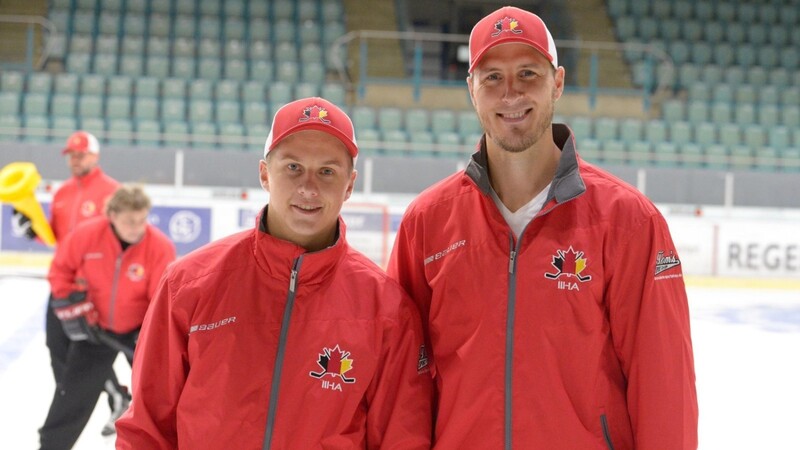 Dominik Kahun (links) schaute beim Eishockey-Camp von Peter Flache vorbei.