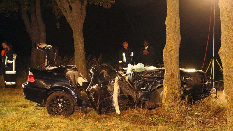 Nach einem missglückten Überholmanöver krachte bei Pfatter ein Auto gegen einen Baum, eine Person starb, zwei weitere wurden schwer verletzt.