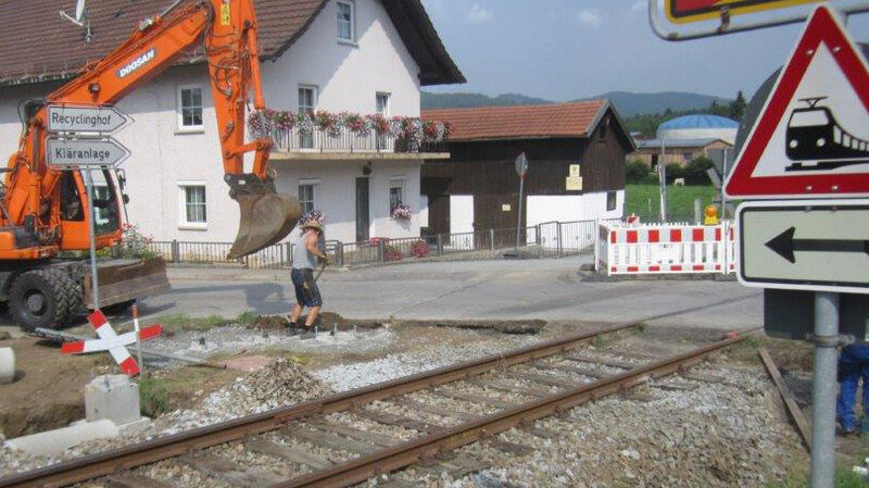 Die Arbeiten an den Bahnhöfen und Bahnübergängen im Zuge der Reaktivierung der Strecke Viechtach-Gotteszell laufen nach Plan.