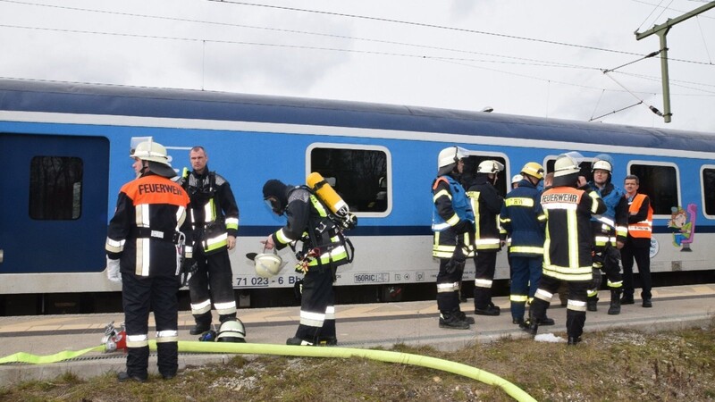 Weil es in einem Alex-Zug von München nach Prag zu einer Rauchentwicklung kam, wurden Rettungskräfte zu einem Großeinsatz gerufen.