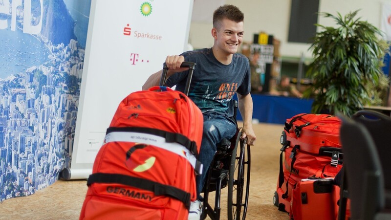 Bereit für Rio: Tom Schmidberger bei der Einkleidung der deutschen Paralympioniken.