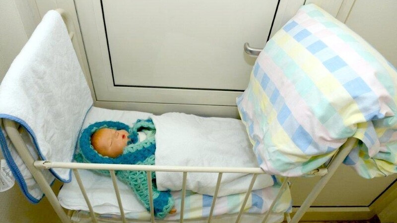 Nachdem das Baby - in diesem Fall eine Puppe - in der Klappe abgegeben wurde, wird ein Alarm ausgelöst. Dann kann sich darum gekümmert werden. Foto: Ulli Scharrer