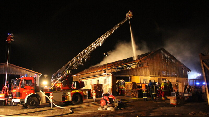 Feuerwehreinsatz in der Nacht auf Sonntag in Eggmühl (Kreis Regensburg). Dort war eine Lagerhalle in Flammen aufgegangen.