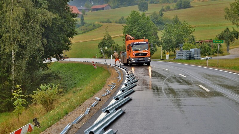 Am Freitag setzten Bauarbeiter noch die Leitplanken entlang der Bundesstraße 20 Richtung Straubing.