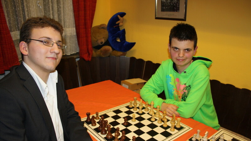 Helmut (links) und Samuel spielen seit vielen Jahren Schach. Dabei mögen sie vor allem, dass das Spiel bis zum Ende nicht vorhersehbar ist. Eine Partie kann über mehrere Stunden dauern. "Man darf aber keine Sekunde nachlassen", sagt Helmut. (Foto: Pfeffer)