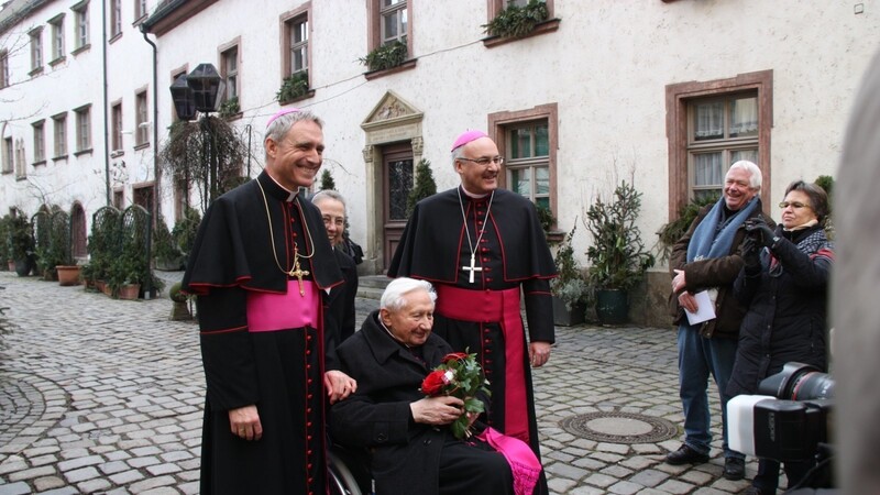 Erzbischof Georg Gänswein, Georg Ratzinger und Bischof Voderholzer beim Fototermin.
