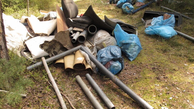 Dieser ganze Schrott wurde auf mehrere Kubikmeter verteilt einfach in den Wald geworfen. (Foto: Polizei)