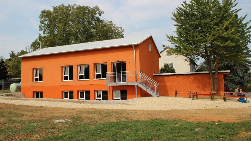 Ganz schön orange: In diesem ehemaligen Obstlager gehen die erste und dritte Klasse zur Schule.