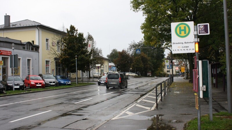 Dreimal in der Woche fährt abends ein Bus des Anbieters Eurolines vom Bahnhof nach Warschau. Die Stadt hat nun beim Unternehmen "Mein Fernbus" nachgefragt, ob ein Halt der Linie Passau-Berlin auch in Straubing möglich ist.
