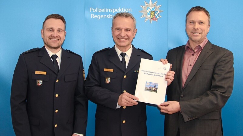 Michael Mühlbauer (Polizeiinspektion Regensburg Nord) , Gerhard Roider (Polizeiinspektion Regensburg Süd) und Robert Fuchs von der Kripo Regensburg (v.li.) stellten den Sicherheitsbericht 2022 für Regensburg vor.
