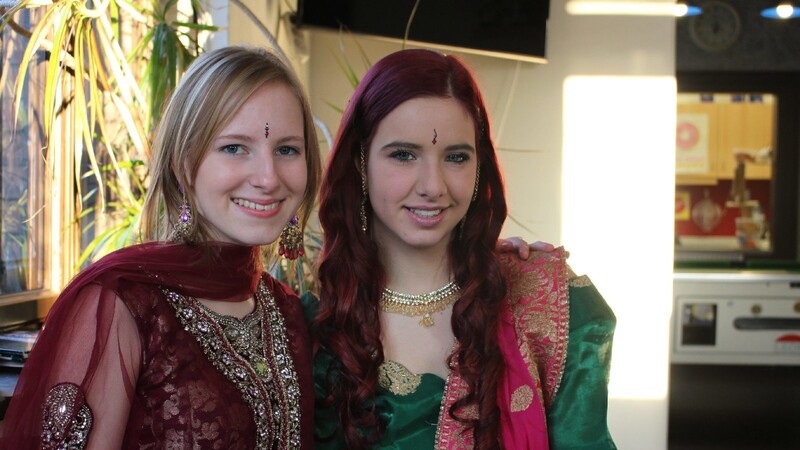 Theresa (links) hat von Corinna und ihrer Liebe zum Bollywood in der Freistunde gelesen. Daraufhin haben sie eine eigene Tanzgruppe im Jugendzentrum Straubing gegründet.