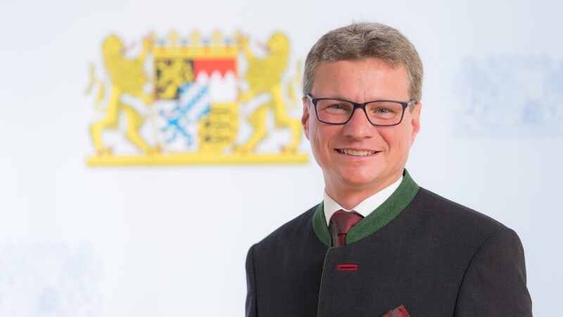 Am Dienstag hat Kultusminister Bernd Sibler den Ausbildungspreis des Landkreises Straubing-Bogen verliehen. (Symbolbild)