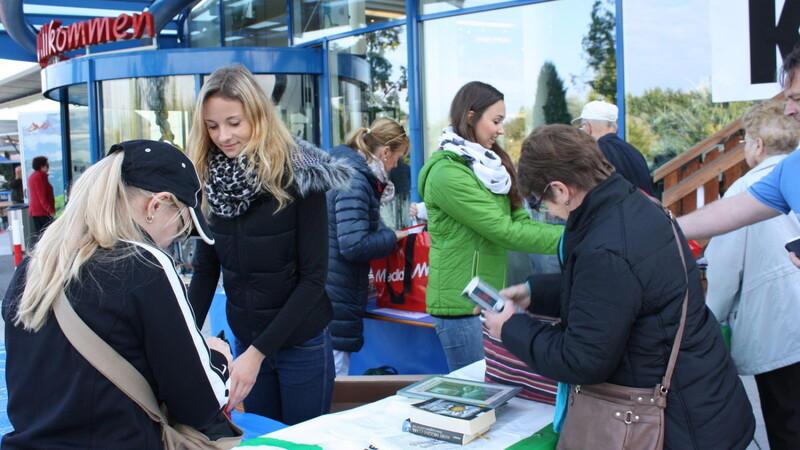 Dass nicht jeder nur noch E-Books liest, bewiesen die zahlreichen Besucher des Bücherflohmarkts am Samstag. (Fotos: phi)