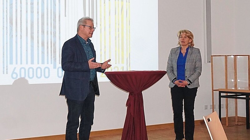Sarah Fleischmann von der Regierung der Oberpfalz (links) und Steffen Schneider vom Amt für ländliche Entwicklung erläuterten die Abläufe, um Förderprogramme in Anspruch nehmen zu können.