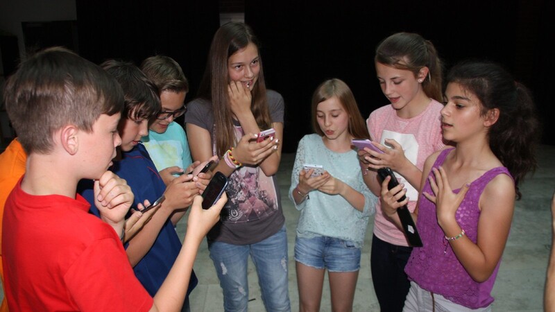 Am Freitagvormittag bekamen die Schüler ihre Handys zurück. Viele nahmen diese gleich in Betrieb und hatten hunderte Nachrichten.