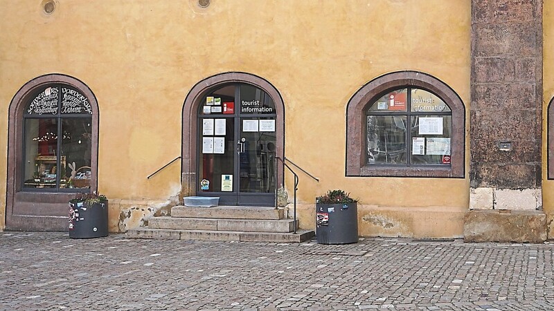 Ein wenig einladendes Bild: Die verschlossene Tourist Info in der Regensburger Altstadt.