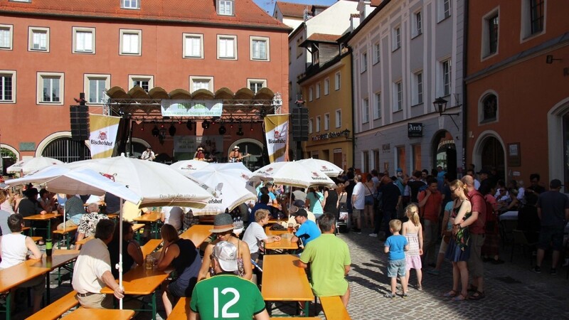 Das Bürgerfest in Regensburg zieht regelmäßig viele Besucher an. Ein Vorbild auch für Shanghai? (Archivbild)